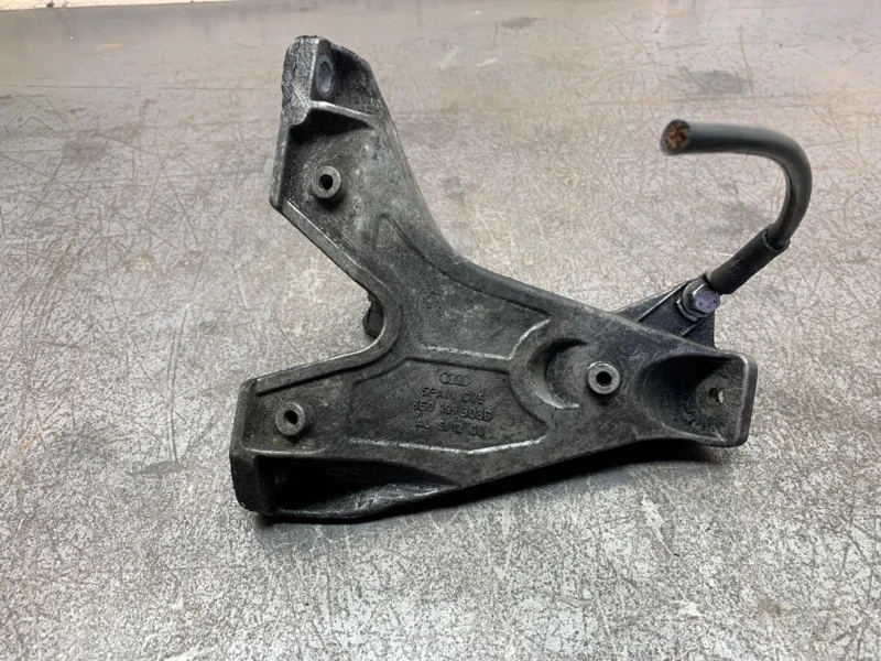 Кронштейн подушки двигателя Audi A4 2004 8E0199308D СЕДАН AVF, правый