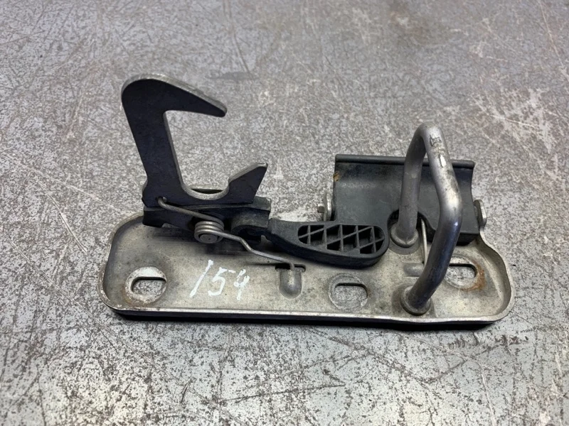 Крюк замка капота Volkswagen Golf 2007 1K0823480 УНИВЕРСАЛ BLS