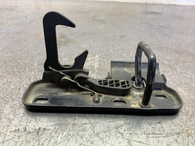 Крюк замка капота Volkswagen Golf 2005 1K0823480 ХЭТЧБЕК BGU