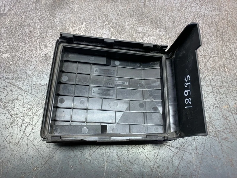 Крышка блока предохранителей Volkswagen Golf 2006 1K0937132F ХЭТЧБЕК BLS