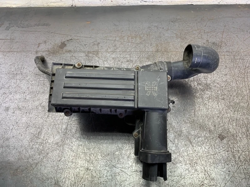 Корпус воздушного фильтра Skoda Octavia 2013 3C0129607BE УНИВЕРСАЛ CAYC