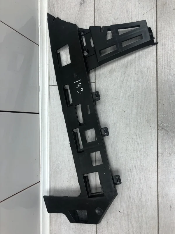 Кронштейн бампера Volkswagen Passat 2008 3C9807378 УНИВЕРСАЛ BLS, задний правый