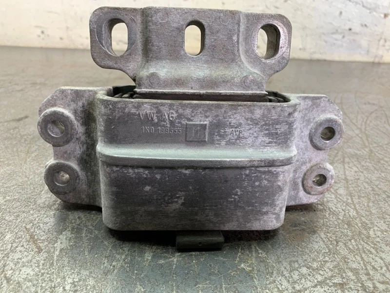 Подушка двигателя Volkswagen Golf 2006 1K0199555 ХЭТЧБЕК BLS, левая
