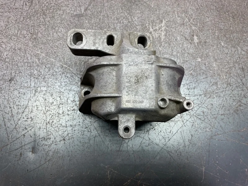 Подушка двигателя Volkswagen Golf 2005 1K0199262 ХЭТЧБЕК BGU, правая