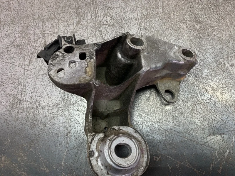 Кронштейн двигателя Audi A4 2004 8E0199352F СЕДАН AVF