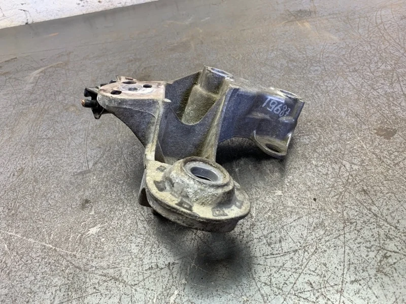 Кронштейн двигателя Audi A4 2004 8E0199352F УНИВЕРСАЛ ALZ