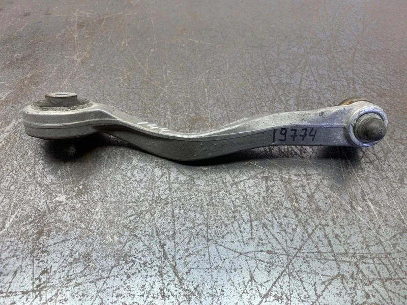 Рычаг подвески Audi A4 2004 8E0407510A УНИВЕРСАЛ ALZ, передний правый