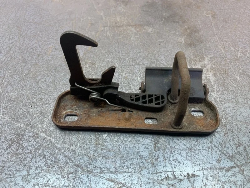 Замок капота Volkswagen Golf 2006 1K0823480 ХЭТЧБЕК BLS