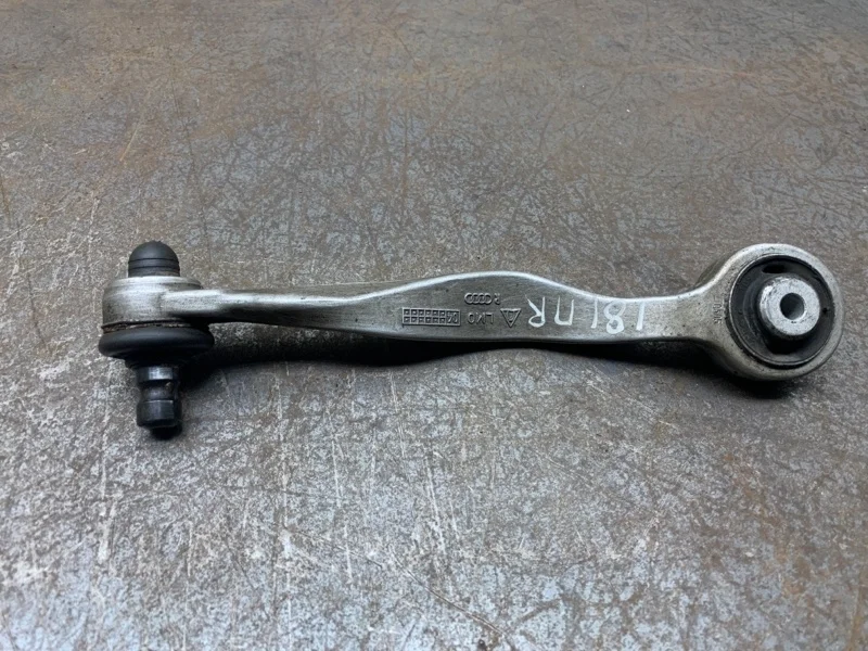 Рычаг поворотного кулака Audi A4 2005 8E0407510P УНИВЕРСАЛ ALZ, передний правый