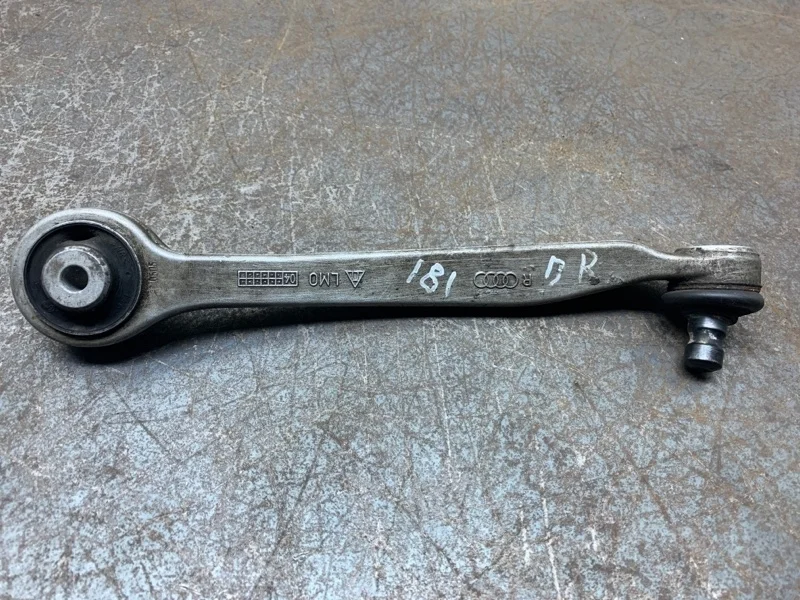 Рычаг поворотного кулака Audi A4 2005 8E0407506P УНИВЕРСАЛ ALZ, передний правый