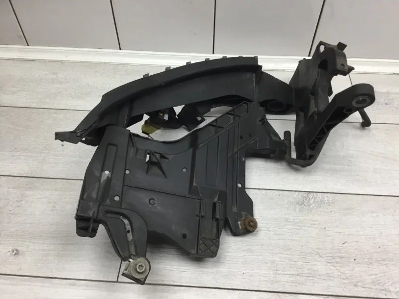 Кронштейн крепления фары Audi A4 2008 8K0805607L УНИВЕРСАЛ CAGA, передний левый