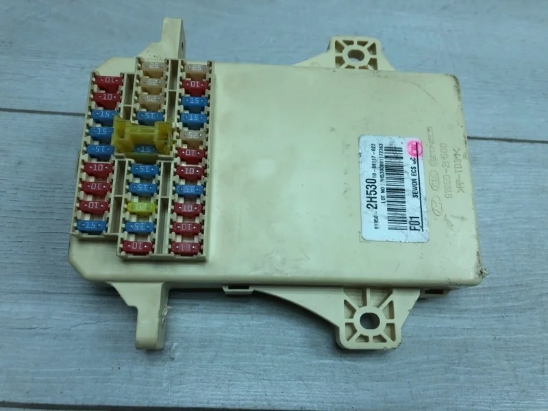 Блок предохранителей Hyundai I30 2008 919502H530 УНИВЕРСАЛ D4FB