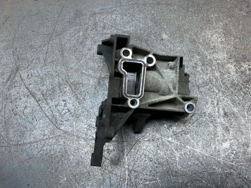 Кронштейн гидроусилителя Audi A6 2005 059145169AA УНИВЕРСАЛ BPP