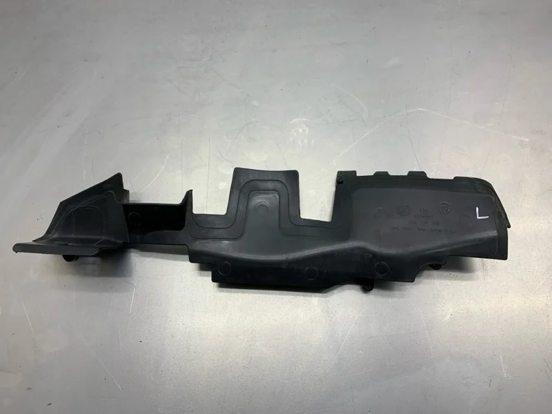 Дефлектор радиатора Volkswagen Passat B7 2011 3AA121283 УНИВЕРСАЛ CAYC, левый