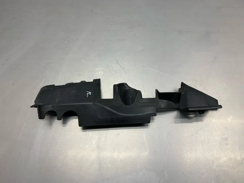 Дефлектор радиатора Volkswagen Passat B7 2011 3AA121284 УНИВЕРСАЛ CAYC, правый