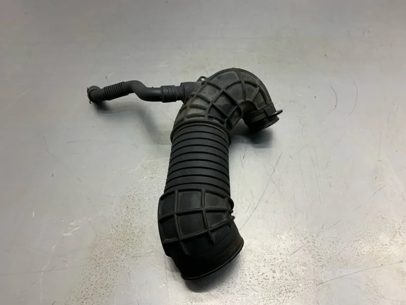 Патрубок интеркулера Audi A4 2005 8E0129615J УНИВЕРСАЛ BKE