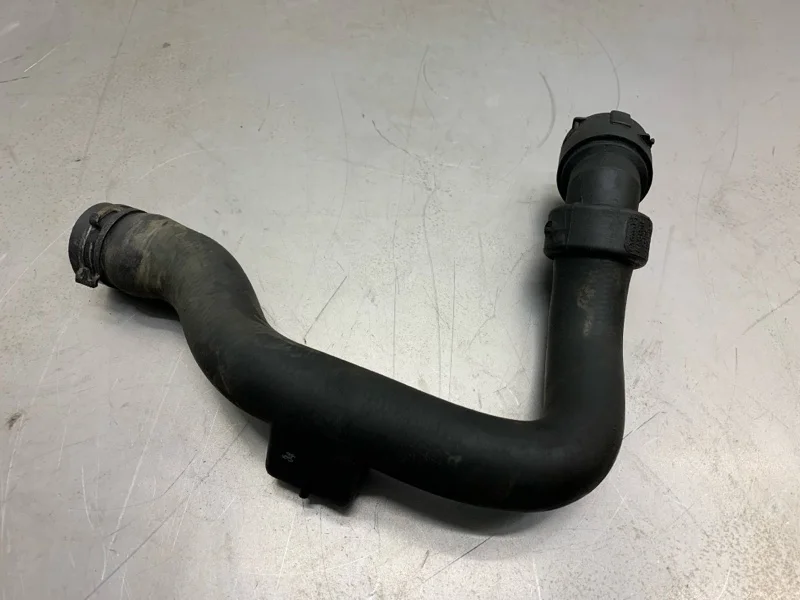 Патрубок системы охлаждения Audi A4 2005 8E0121101C УНИВЕРСАЛ BKE