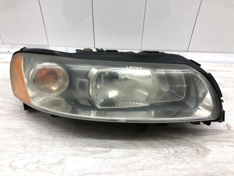 Фара ксеноновая Volvo V70 2005 30698848 УНИВЕРСАЛ D5244T, правая