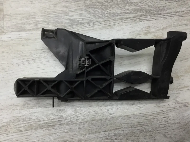 Кронштейн крепления фары Audi A6 2011 4G0805607 УНИВЕРСАЛ CGLD, левый