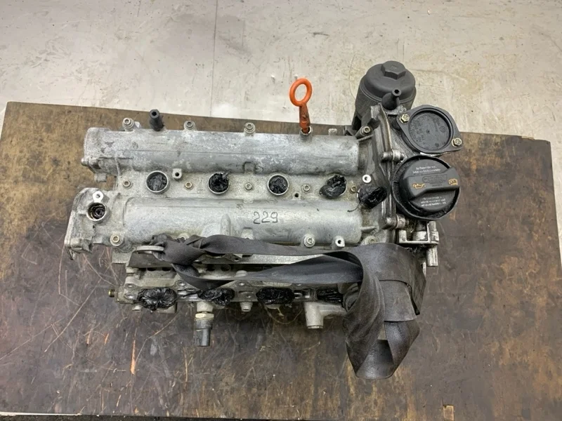 Двигатель ДВС голый столбик Volkswagen Jetta 5 2006 03C100035D СЕДАН BLF