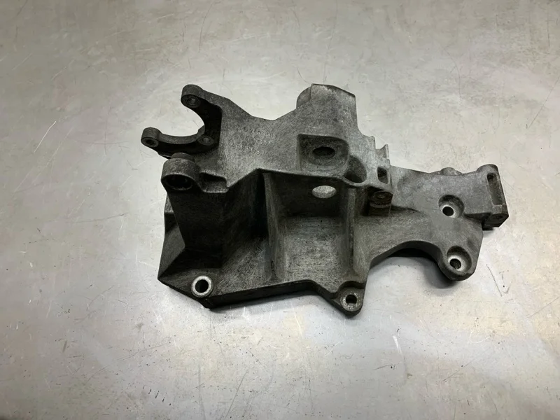 Кронштейн генератора Audi A4 2001 038903143AE УНИВЕРСАЛ AWX