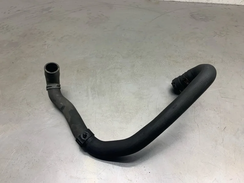 Патрубок системы охлаждения Skoda Octavia 2008 3C0122051AT УНИВЕРСАЛ BLS