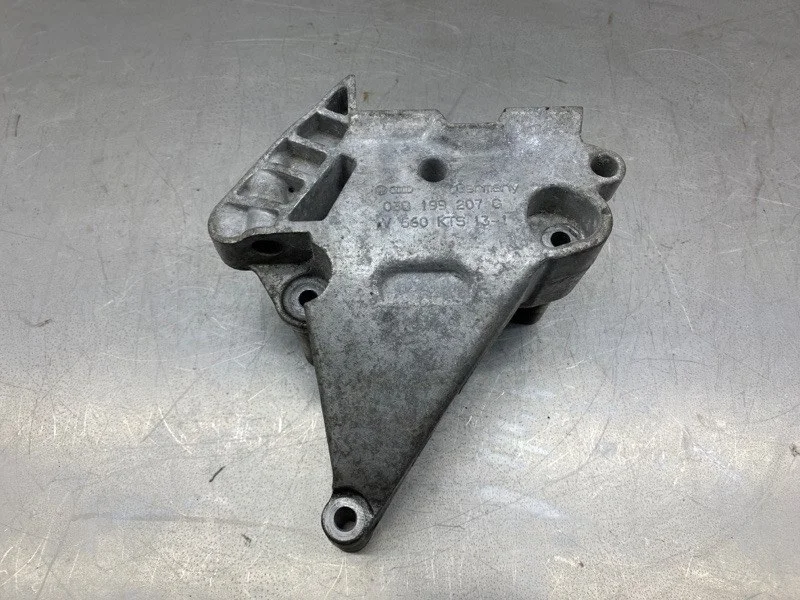 Кронштейн двигателя Skoda Octavia 2008 03G199207G УНИВЕРСАЛ BLS, правый