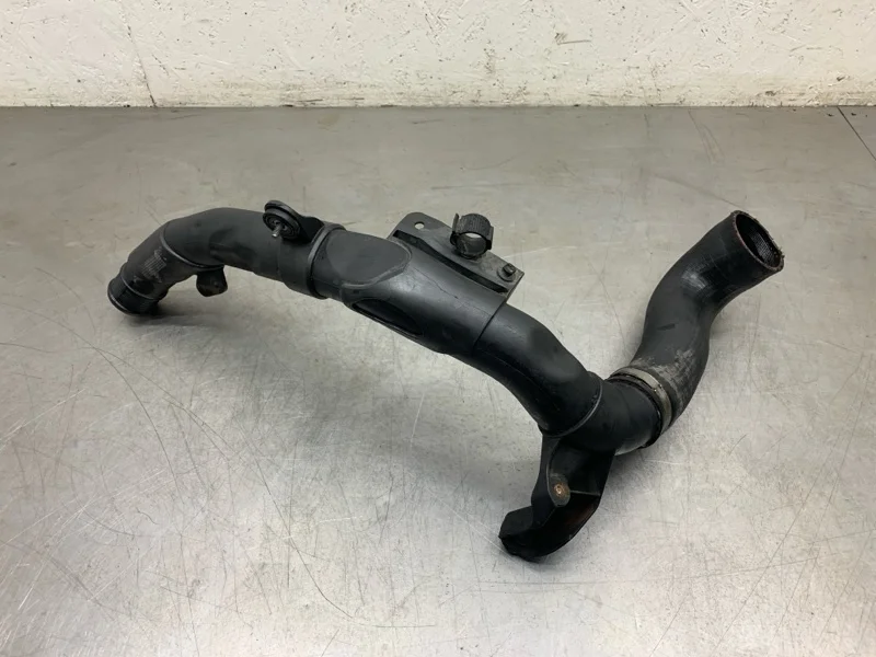 Патрубок интеркулера Skoda Octavia 2010 1K0145840AA УНИВЕРСАЛ CAYC