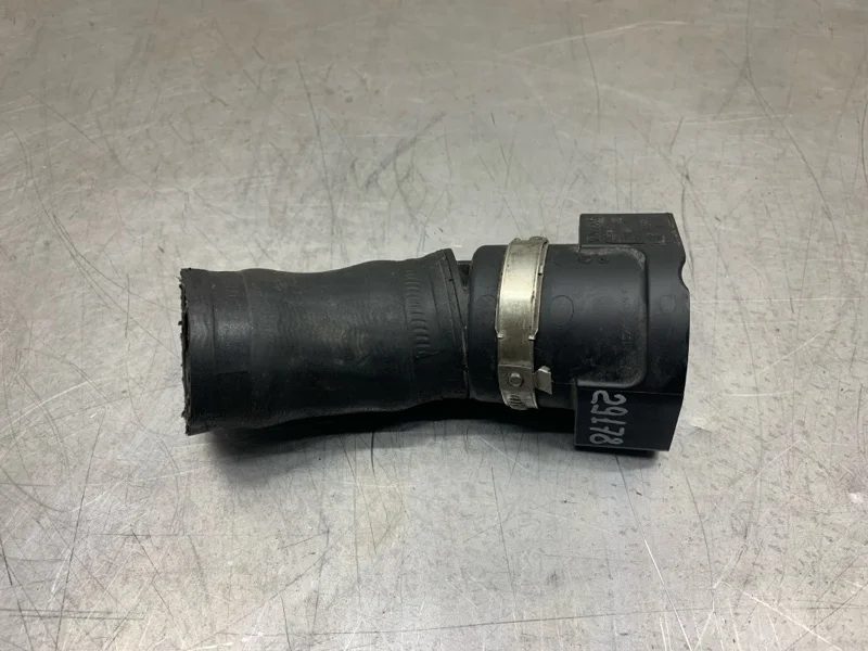 Патрубок интеркулера Skoda Octavia 2010 03L131111J УНИВЕРСАЛ CAYC