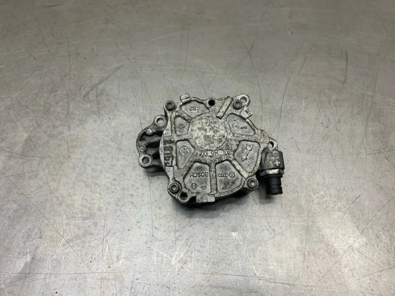 Насос вакуумный Skoda Octavia 2010 03L145100 УНИВЕРСАЛ CAYC