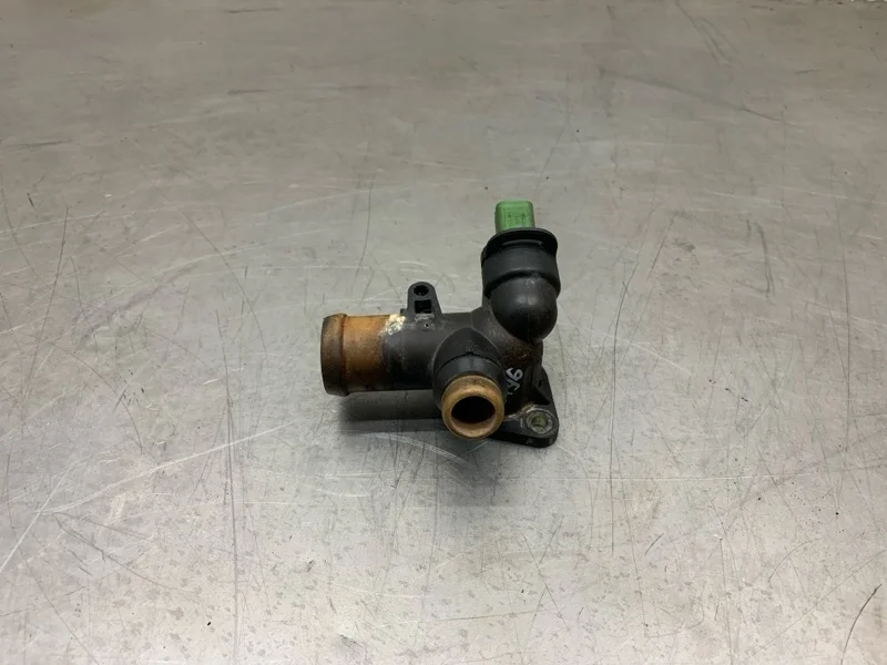 Фланец системы охлаждения Audi A4 2006 06B121133D УНИВЕРСАЛ ALT