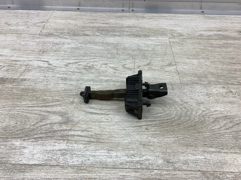 Ограничитель двери Toyota Avensis 2008 6861005040 УНИВЕРСАЛ 3ZZ-FE, передний левый