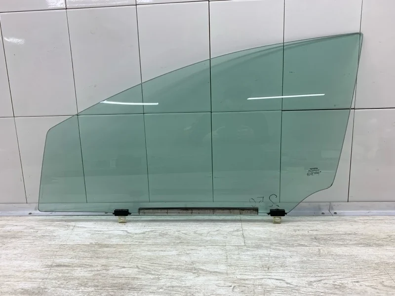 Стекло двери Toyota Avensis 2010 6810205050 УНИВЕРСАЛ 1ADFTV, переднее левое