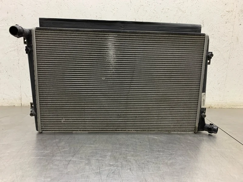 Радиатор охлаждения Skoda Octavia 2008 1K0121251AK УНИВЕРСАЛ BLS