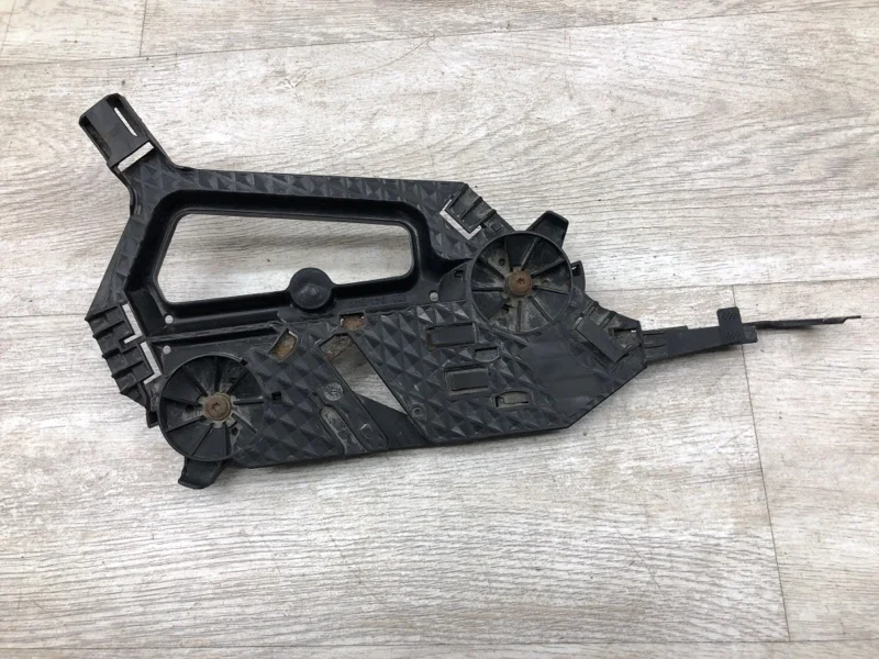 Кронштейн крепления фары Skoda Octavia 2008 1Z0941340 УНИВЕРСАЛ BLS, правый