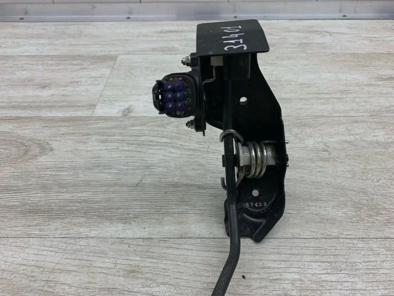 Педаль газа Toyota Avensis 2007 8928152021 УНИВЕРСАЛ 1ADFTV