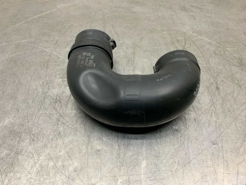 Патрубок воздушного фильтра Skoda Octavia 2008 1K0129618AT УНИВЕРСАЛ BLS