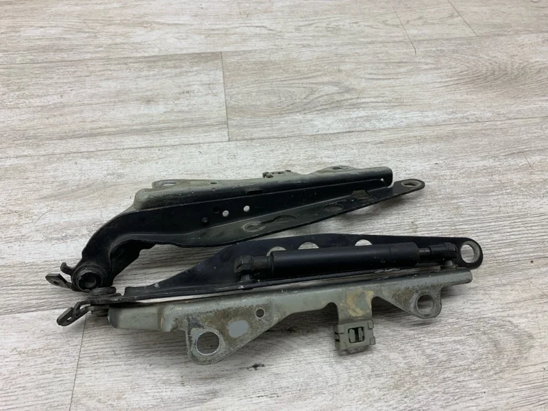 Петля капота Volvo V70 2005 30745018 УНИВЕРСАЛ D5244T