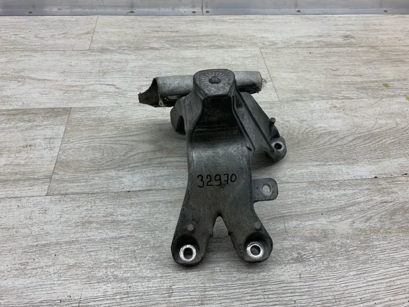 Кронштейн опоры двигателя Audi A4 2014 8K0199308BE УНИВЕРСАЛ CGLC