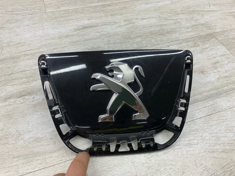 Эмблема Peugeot 308 2011 7810AN ХЭТЧБЕК 9HP (DV6DTED), передняя