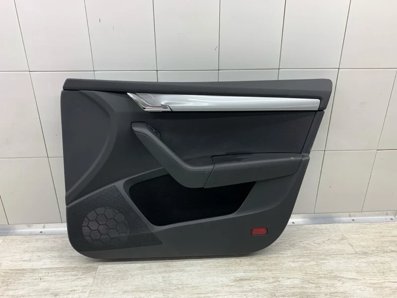 Обшивка двери Skoda Octavia 2013 5E1867012 УНИВЕРСАЛ CJZA, передняя правая