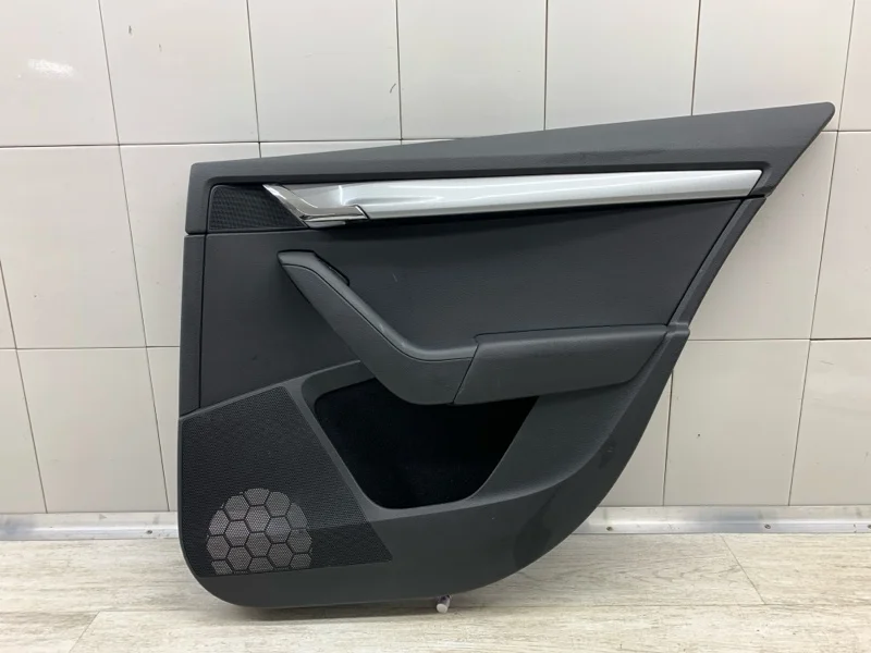 Обшивка двери Skoda Octavia 2013 5E9867024M УНИВЕРСАЛ CJZA, задняя правая