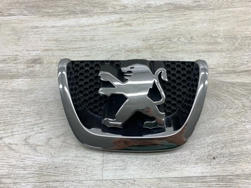 Эмблема Peugeot 207 2007 7810P9 ХЭТЧБЕК 5FW (EP6), передняя