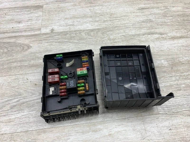 Блок предохранителей Skoda Octavia 2009 1K0937132F УНИВЕРСАЛ CEGA