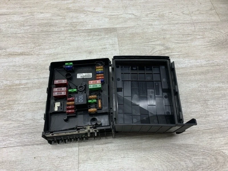 Блок предохранителей Skoda Octavia 2009 8F0902095889 УНИВЕРСАЛ BLS