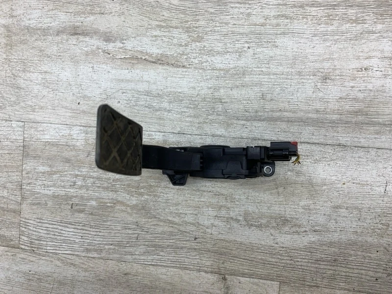 Педаль газа Audi A6 2012 8K1723523A УНИВЕРСАЛ CLAA