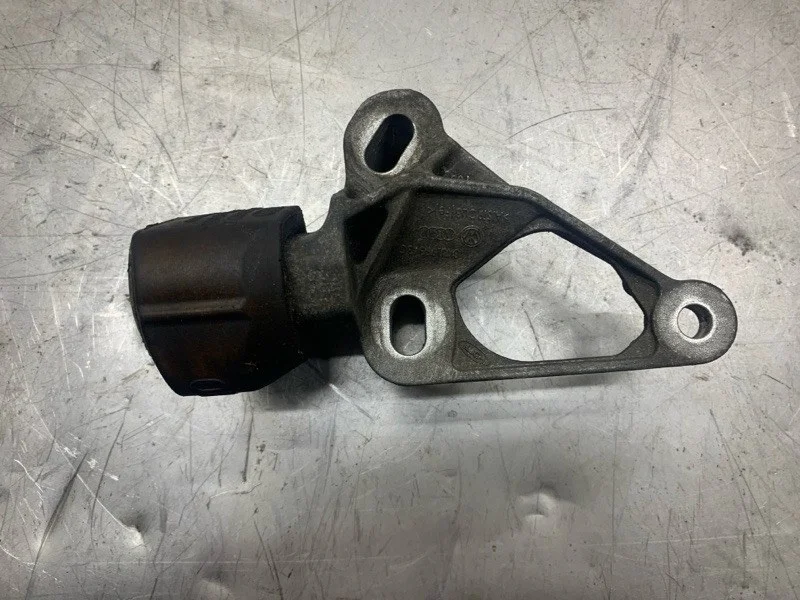 Кронштейн двигателя Audi A4 2009 8K0199343C УНИВЕРСАЛ CAGA