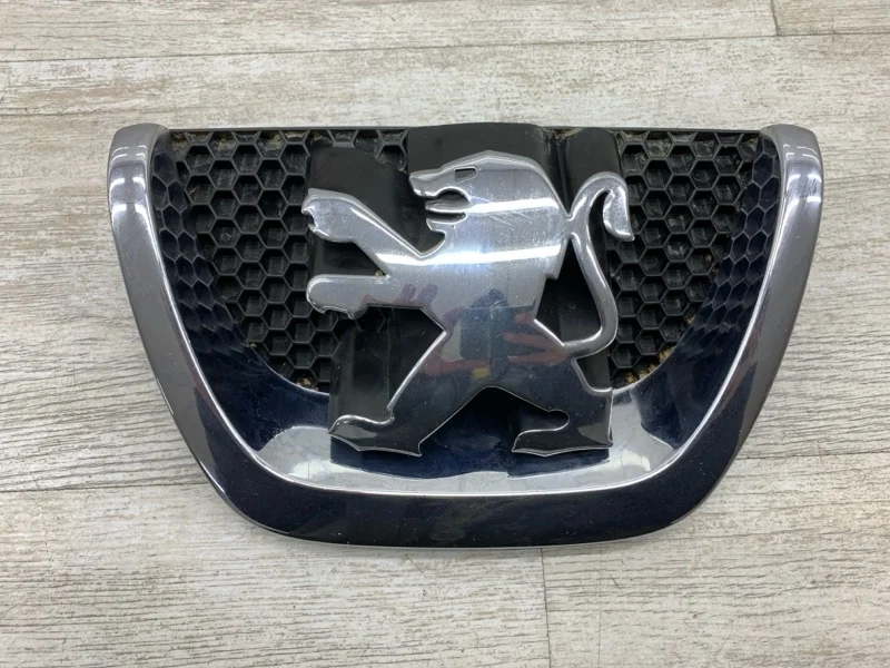 Эмблема Peugeot 207 2011 7810P9 ХЭТЧБЕК 9HP (DV6DTED), передняя