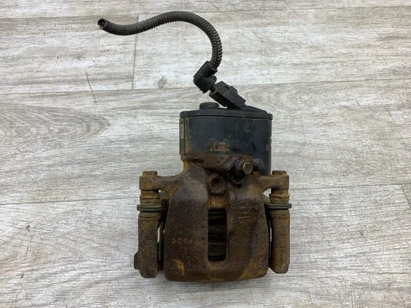 Суппорт тормозной Volkswagen Passat 2009 5N0615403 УНИВЕРСАЛ CBAB, задний левый