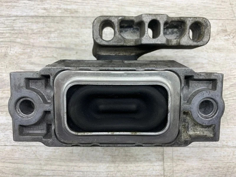 Подушка двигателя Volkswagen Scirocco 2009 1K0199262CB ХЭТЧБЕК CBDB, правая